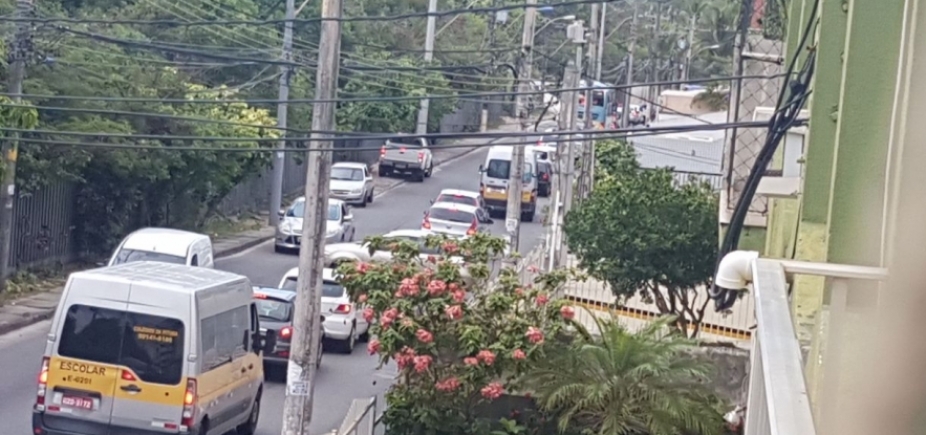 Troca de postes congestiona Rua Augusto Lopes Pontes, no Stiep; veja trânsito 