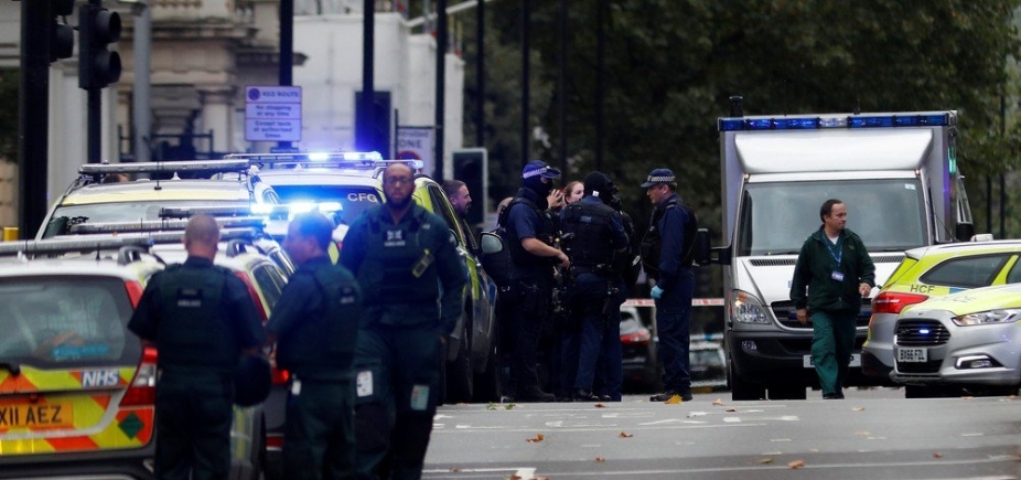 Carro invade calçada e deixa feridos em Londres 