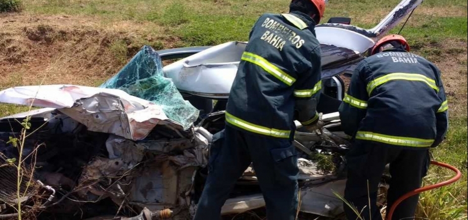 Motorista de carro morre após colisão frontal do veículo com caminhão