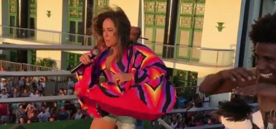 Daniela Mercury faz apresentação surpresa na Barra e lança música para o Carnaval 