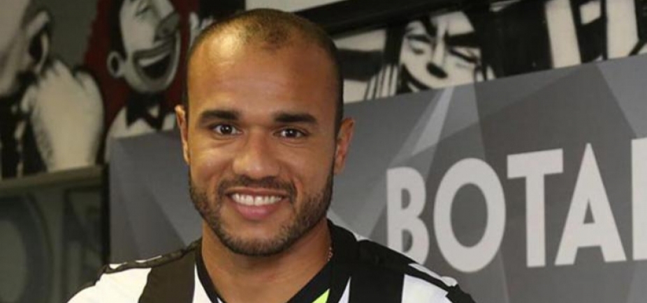 Atacante do Botafogo passa bem após retirar tumor do rim 