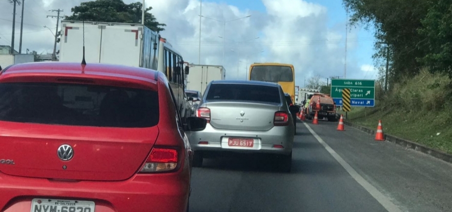 Engavetamento causa congestionamento na BR-324 sentido Salvador