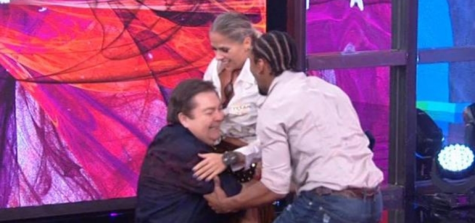 Adriane Galisteu derruba Faustão ao comemorar desempenho na Dança dos Famosos; assista