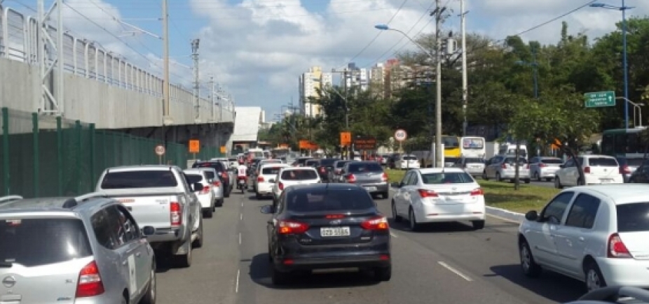 Acidente na Rua da Indonésia causa congestionamento nas vias de acesso a Pirajá