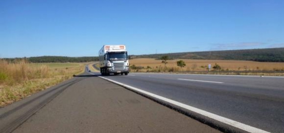 Operação da PRF vai restringir tráfego de veículos de carga pesada no feriado 