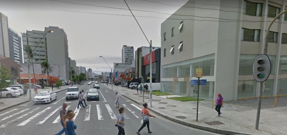 Colisão entre dois carros deixa três feridos na Av. Manoel Dias