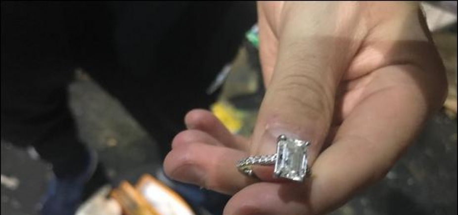 Casal recupera anel de diamante jogado por engano no lixo