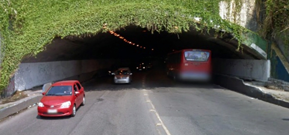 Carro capota no túnel Américo Simas e deixa trânsito travado na região