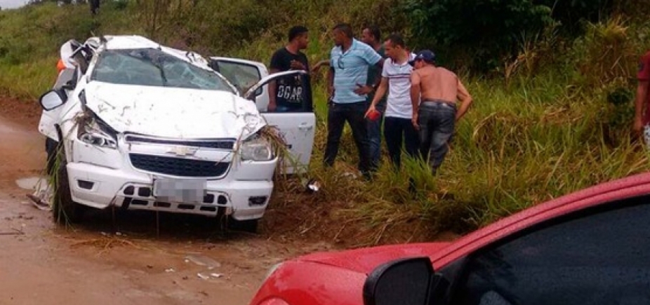 Acidente entre moto e caminhonete deixa dois mortos e três feridos em Laje