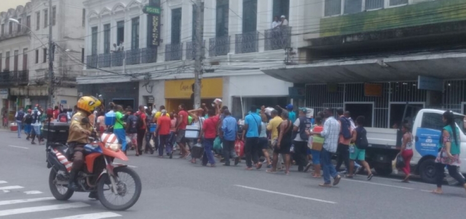 Baleiros realizam protesto no centro da cidade