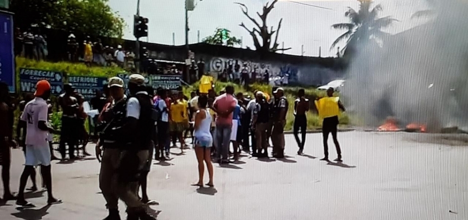 Manifestantes fazem protesto e fecham vias em Campinas de Pirajá
