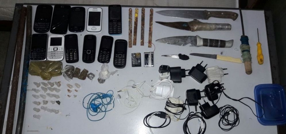 Polícia descobre drogas e 11 celulares escondidos em celas na cidade de Alagoinhas