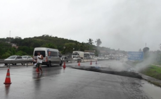 Protesto termina e trânsito começa a fluir na BA-093, em Simões Filho