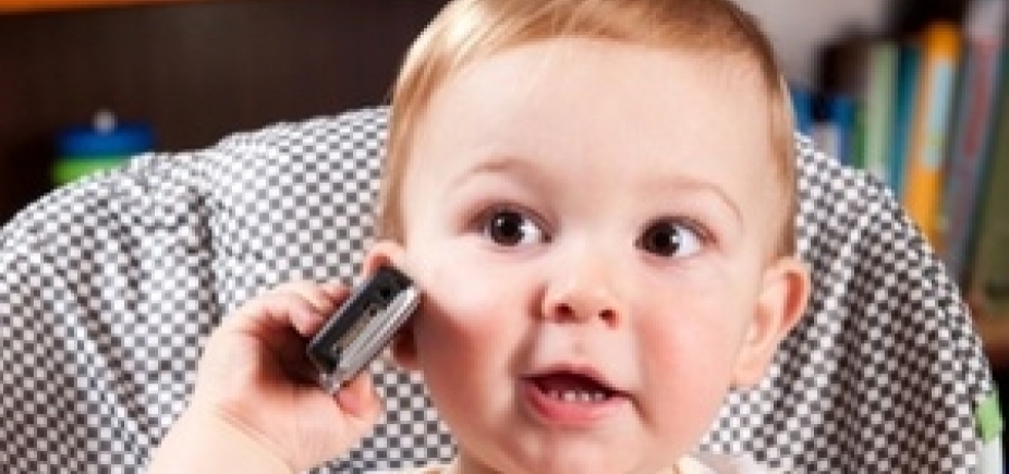 Bebê de 2 anos brinca com celular e faz transmissão ao vivo do banho da mãe 