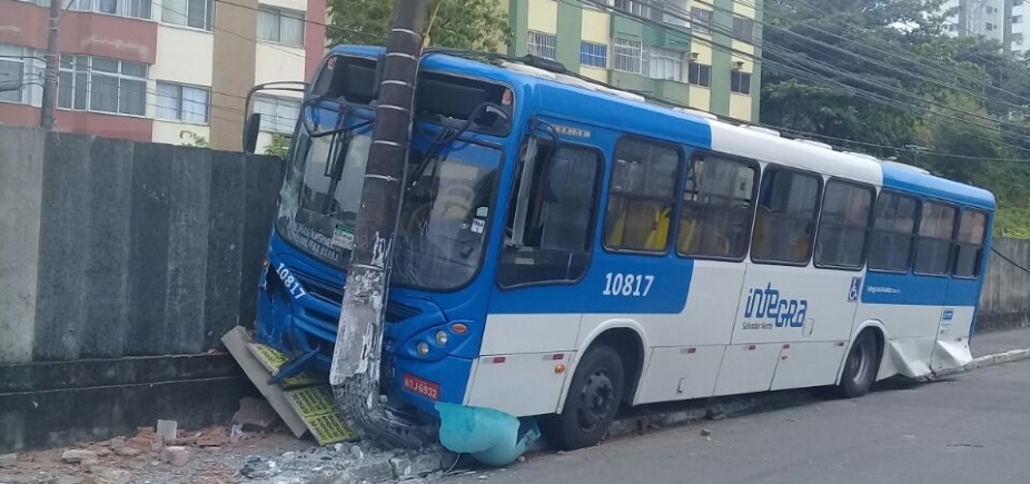 Ônibus sem freio bate em poste no bairro do Imbuí; confira trânsito