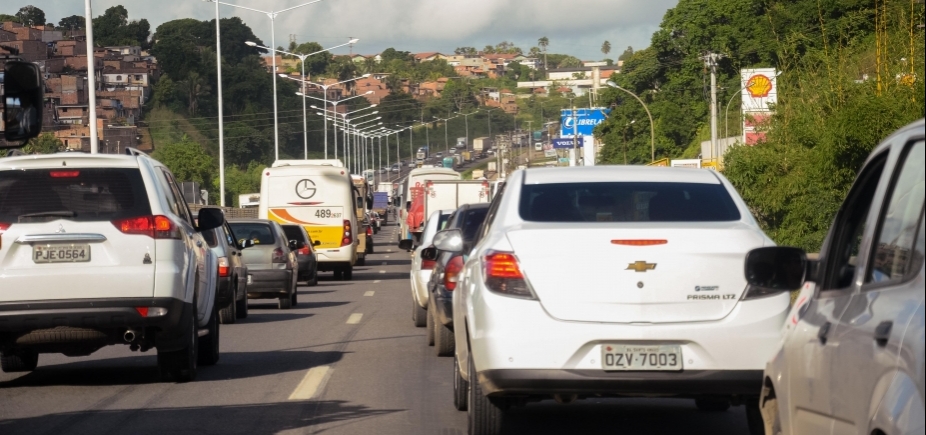 Caminhão quebrado na BR-324 deixa trânsito travado no sentido Feira de Santana