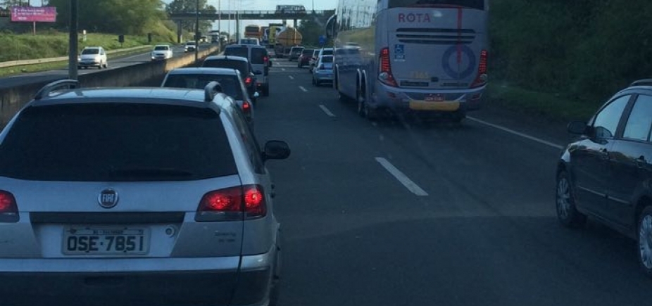 Duas pessoas ficam feridas em acidente entre carro e moto na Paralela