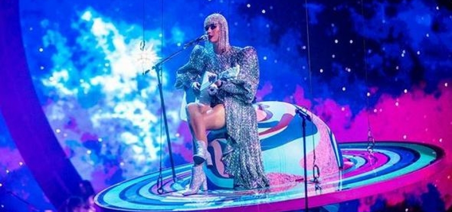 Katy Perry fica pendurada em show após falha técnica: \"Presa no espaço\"; vídeo