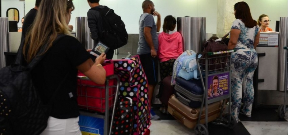 Abear e companhias aéreas serão investigadas por alegar que bagagem cobrada baratearia passagens