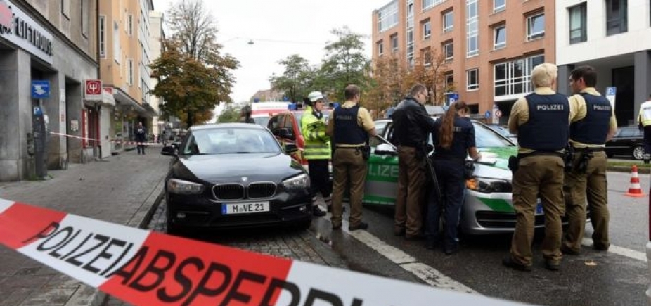Homem fere oito pessoas com faca em praça na Alemanha