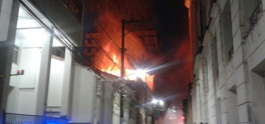 Incêndio atinge casarão no Centro e assusta moradores da região; vídeo