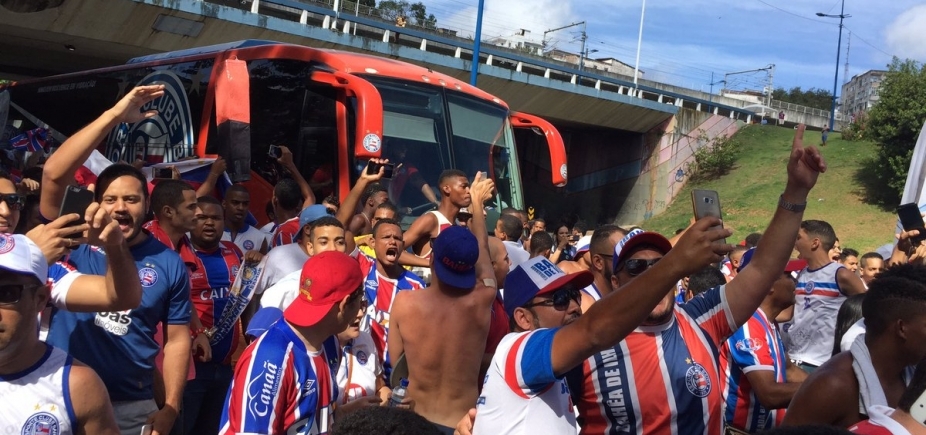 Torcida faz festa na chegada do ônibus do Bahia para o Ba-Vi; veja vídeo