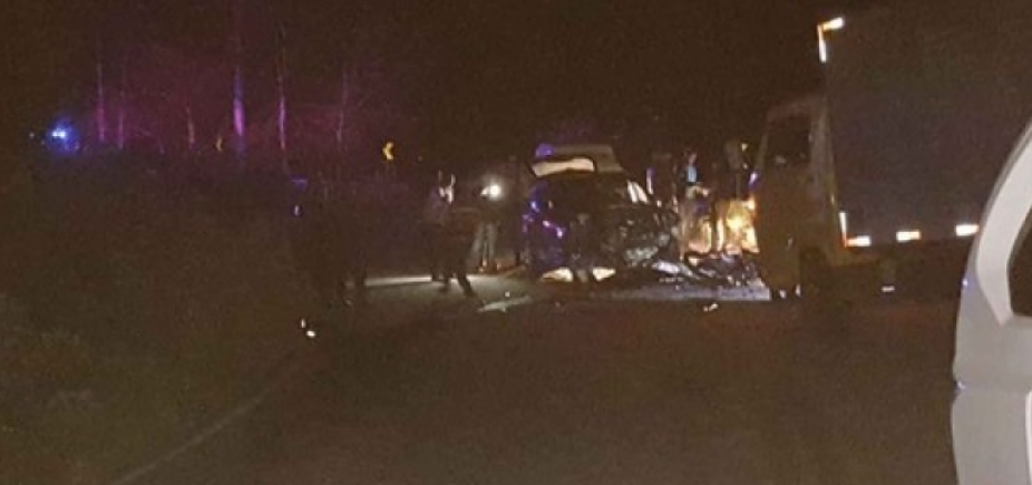 Dupla morre ao ser atropelada após bater moto em caminhão entre Barra do Choça e Lucaia