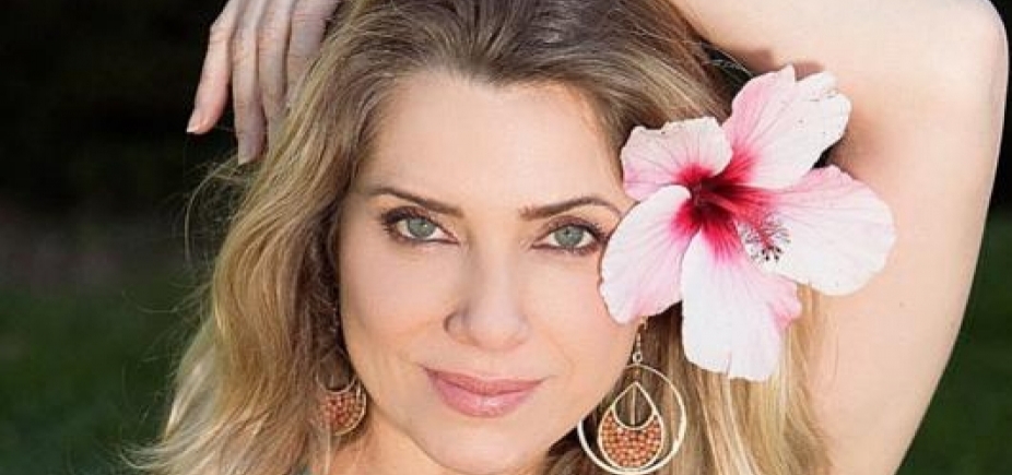 Aos 44 anos, Letícia Spiller exibe boa forma ao posar na praia: \"Elegante e linda\"
