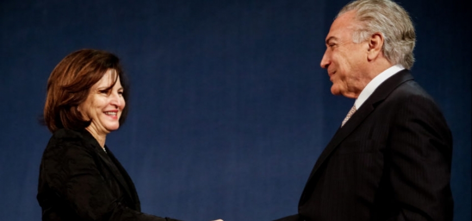 Às vésperas de votação de denúncia, Temer condecora Raquel Dodge