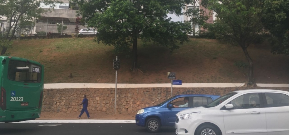 Semáforo quebrado complica tráfego na Garibaldi sentido Rio Vermelho