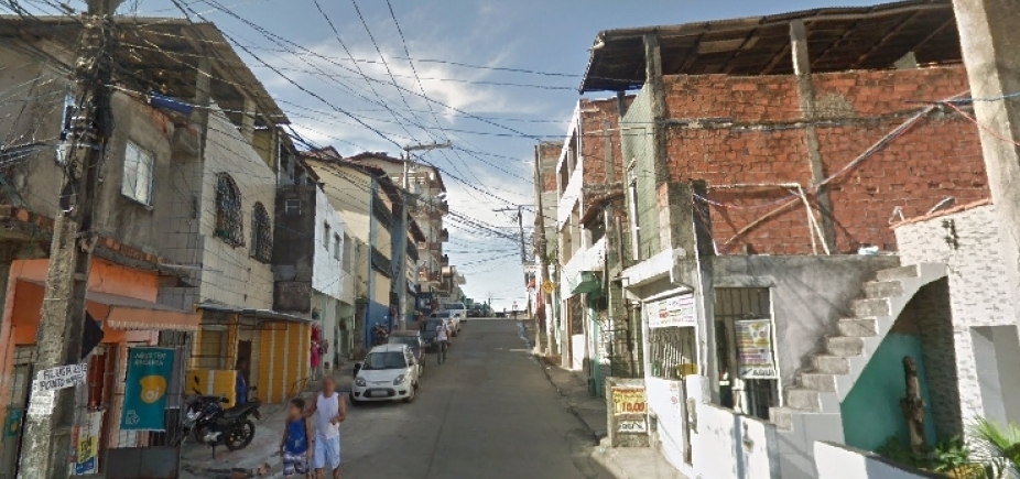 Traficante é morto em troca de tiros após fazer família refém em Pernambués