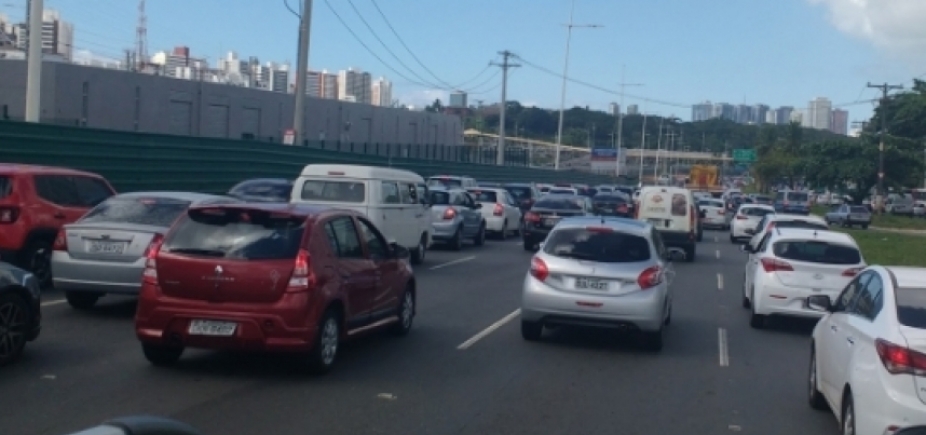 Carreata do Uber gera lentidão na Av. Paralela; veja trânsito
