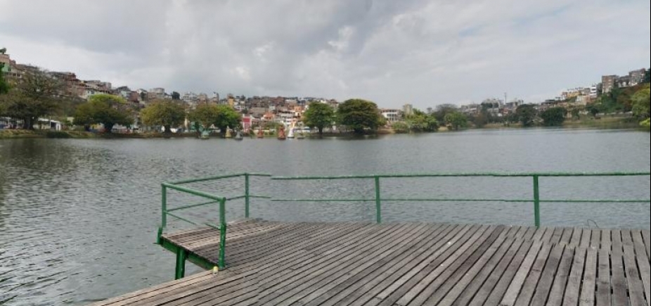 Depois de reclamações sobre mau cheiro, Conder faz retirada de algas e folhas no Dique do Tororó