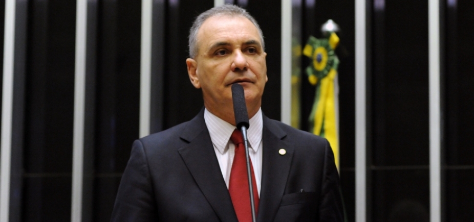 Pelegrino defende investigação contra Temer: "Refém de base que cobra cada vez mais"