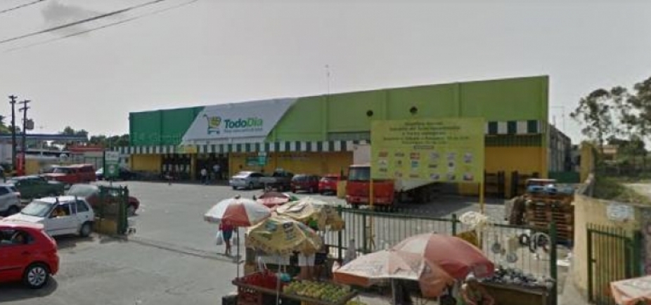 Dez homens armados assaltam supermercado Todo Dia de Paripe