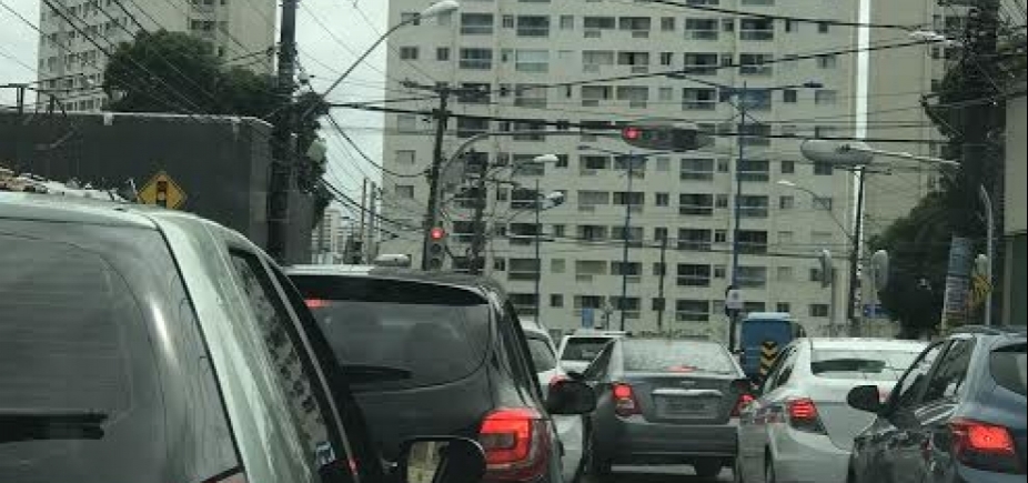 Motorista enfrenta congestionamento em diversos pontos da cidade