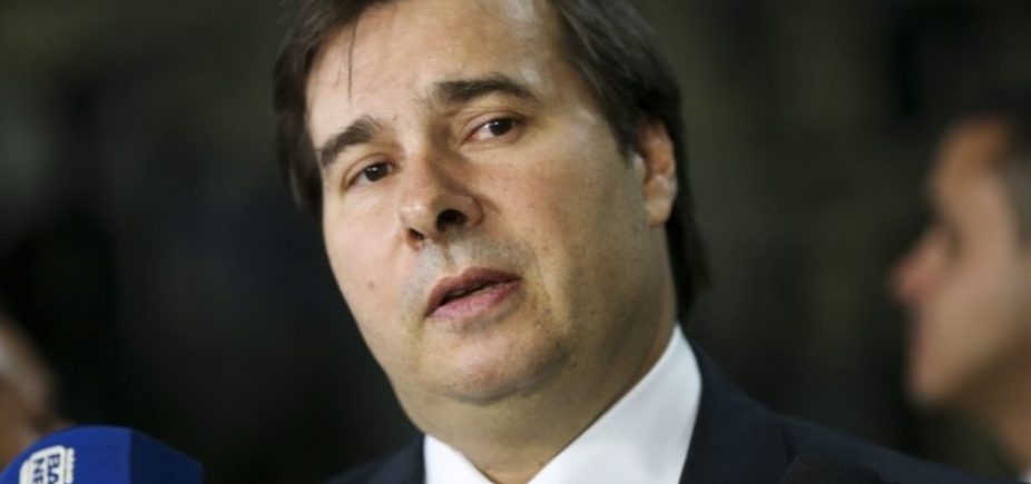 Votação será mantida mesmo com internação de Temer, garante Maia