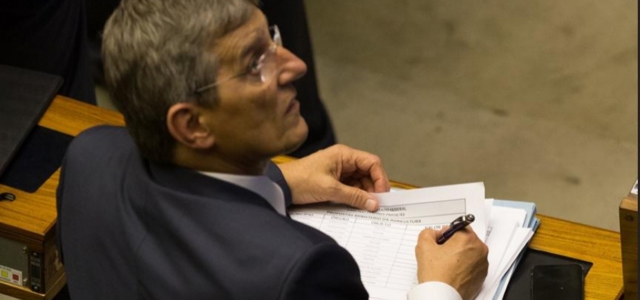 Votação: deputado do PMDB é fotografado comparando lista de presença e planilha de pagamentos