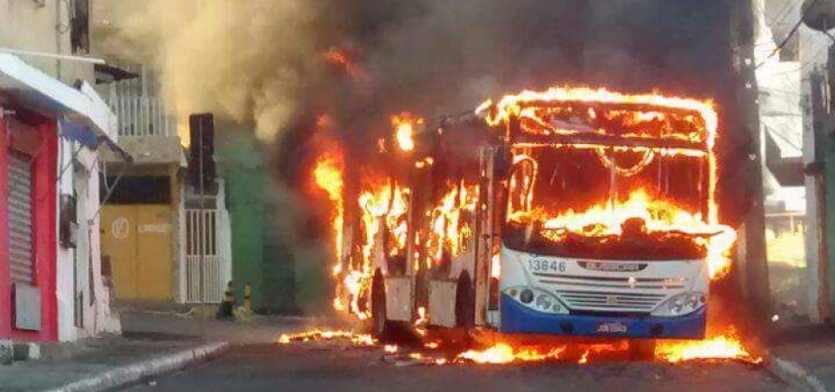 Ônibus e objetos são queimados na Santa Cruz em protesto a morte de traficante; vídeo