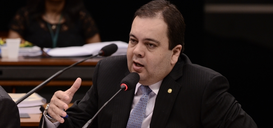 Apesar de votar a favor de Temer, Elmar diz que seria beneficiado com Maia na presidência