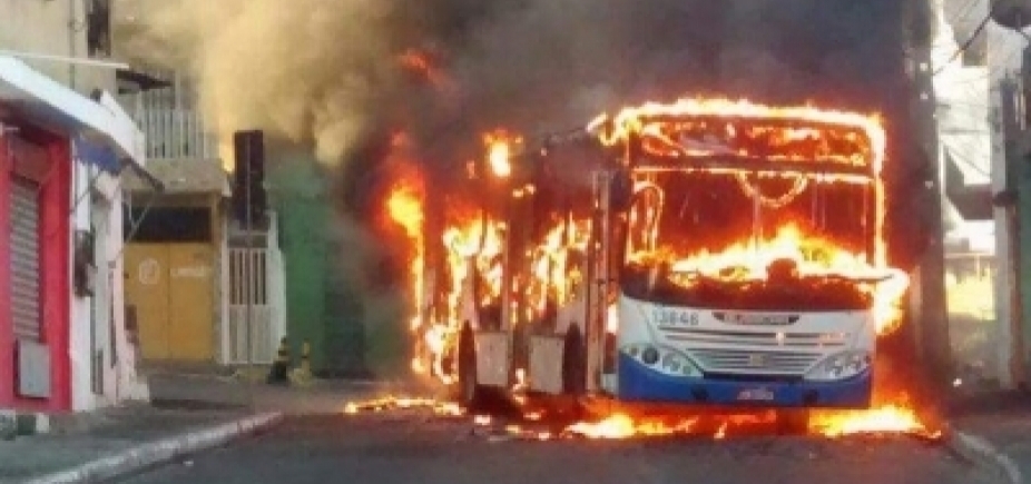 Após ônibus queimado na Santa Cruz, bairros estão sem transporte
