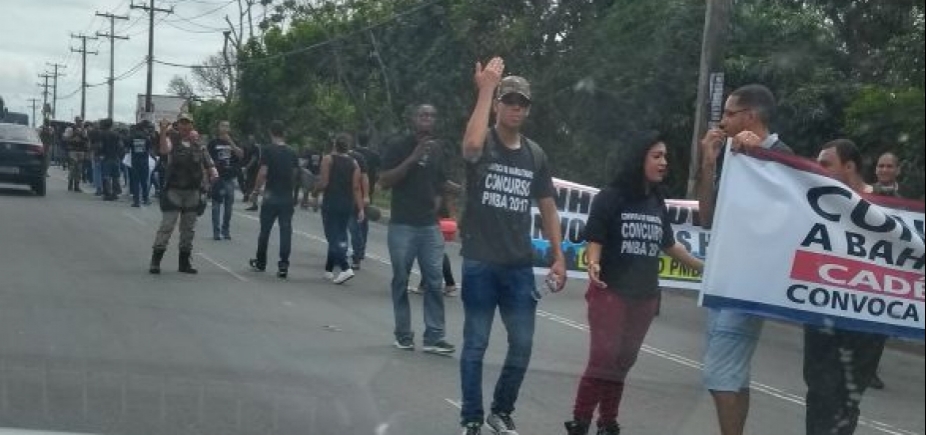 Manifestação trava trânsito na Avenida Paralela, na altura do Imbuí