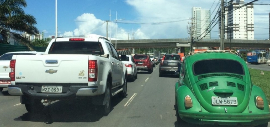 Motorista enfrenta congestionamento em diversas vias em reflexo de acidentes