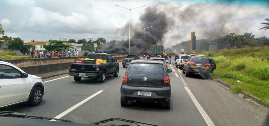 Grupo bloqueia BR-324 em protesto e gera longo congestionamento; veja trânsito