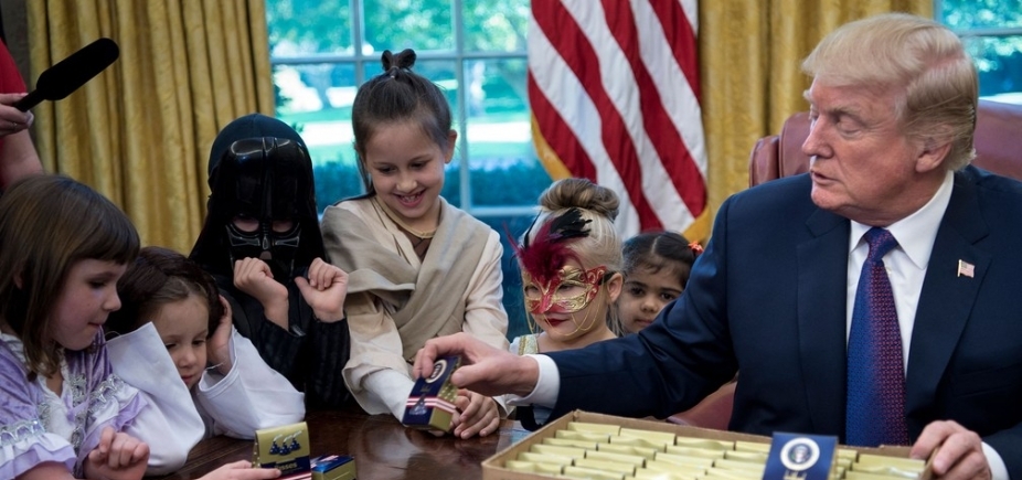 Em comemoração antecipada do Halloween, Trump distribui doces para crianças na Casa Branca