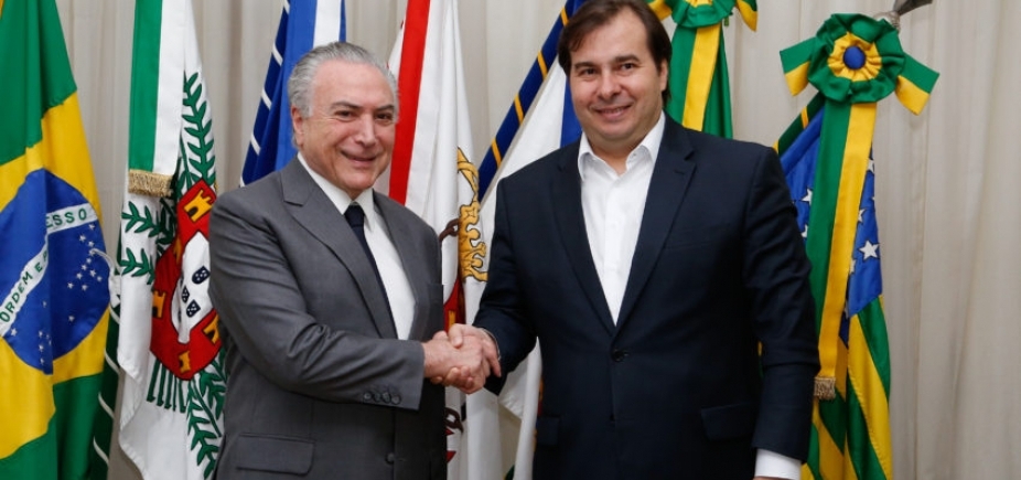 Maia diz que vai rejeitar novos pedidos de impeachment contra Temer e cobra: ʹTem de agradecer muitoʹ