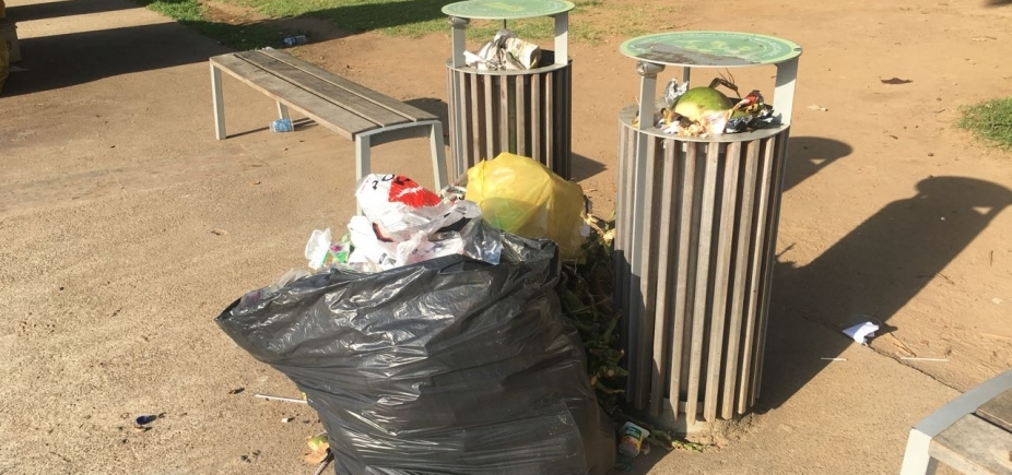 Com lixeiras pequenas e insuficientes, Parque da Cidade tem acúmulo de lixo