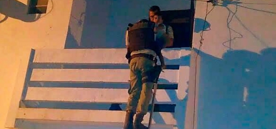Bebê é deixado sozinho em casa e vizinhos acionam polícia para resgatar criança