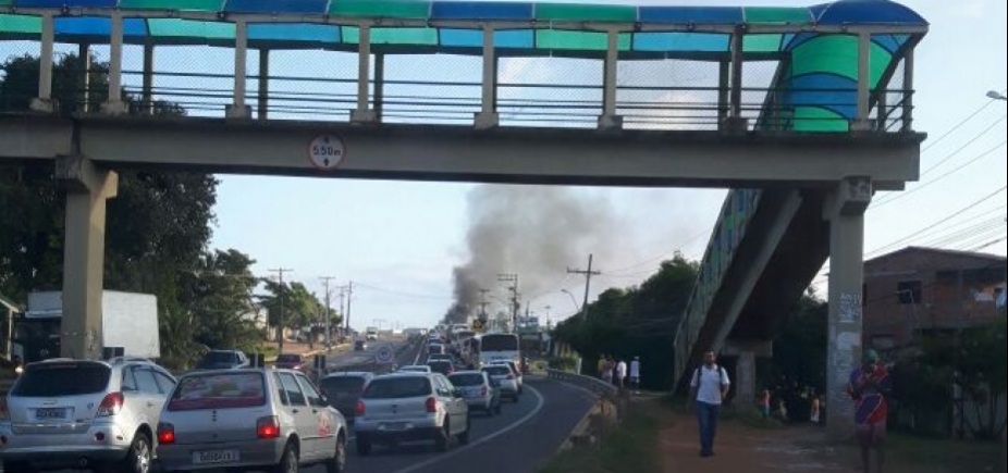 Manifestação deixa trânsito travado na Estrada do Coco