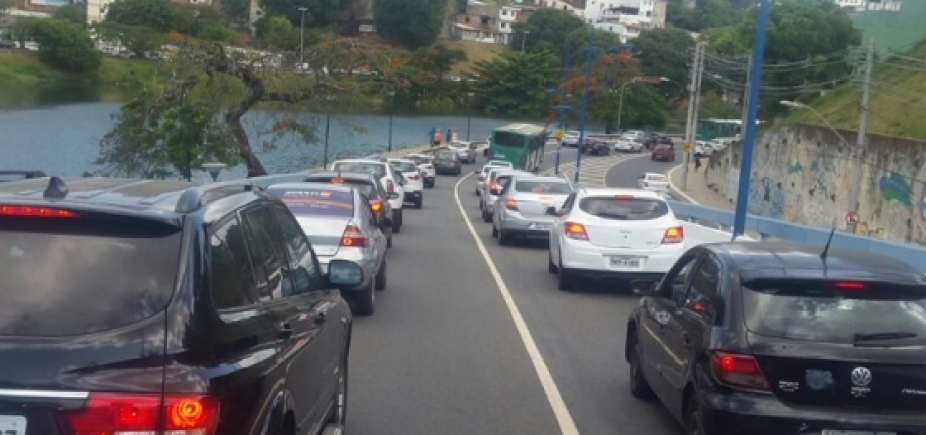 Acidente e carro quebrado complicam trânsito em diferentes pontos da cidade